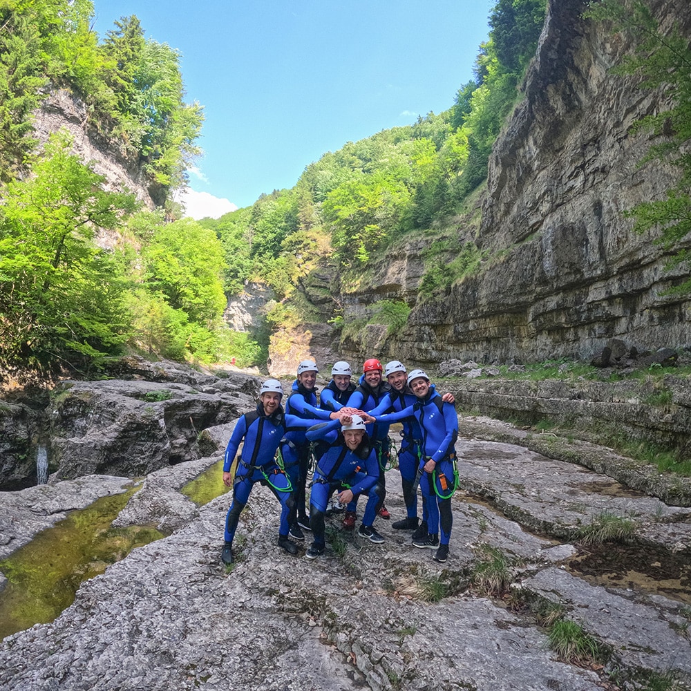 Canyoning Salzburg - JGA Gruppenfoto in der Almbachklamm JGA-Gruppe beim Canyoning in der Almbachklamm bei hallein zeigt gemeinsam auf den Bräutigam – sportliche Männergruppe bei ihrer privaten Junggesellenabschied-Tour in der Natur im Salzburgerland</p>
<p>