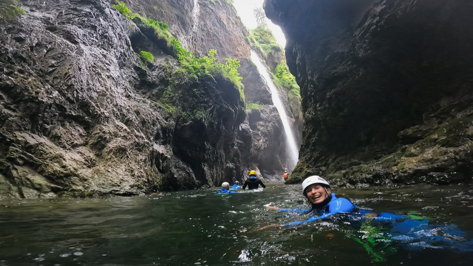 Salzburg Canyoning Abenteuer: Canyoning-Guide Paul mit zwei Kunden in der Almbachklamm – Canyoning in kleinen Gruppen bei Salzburg.
