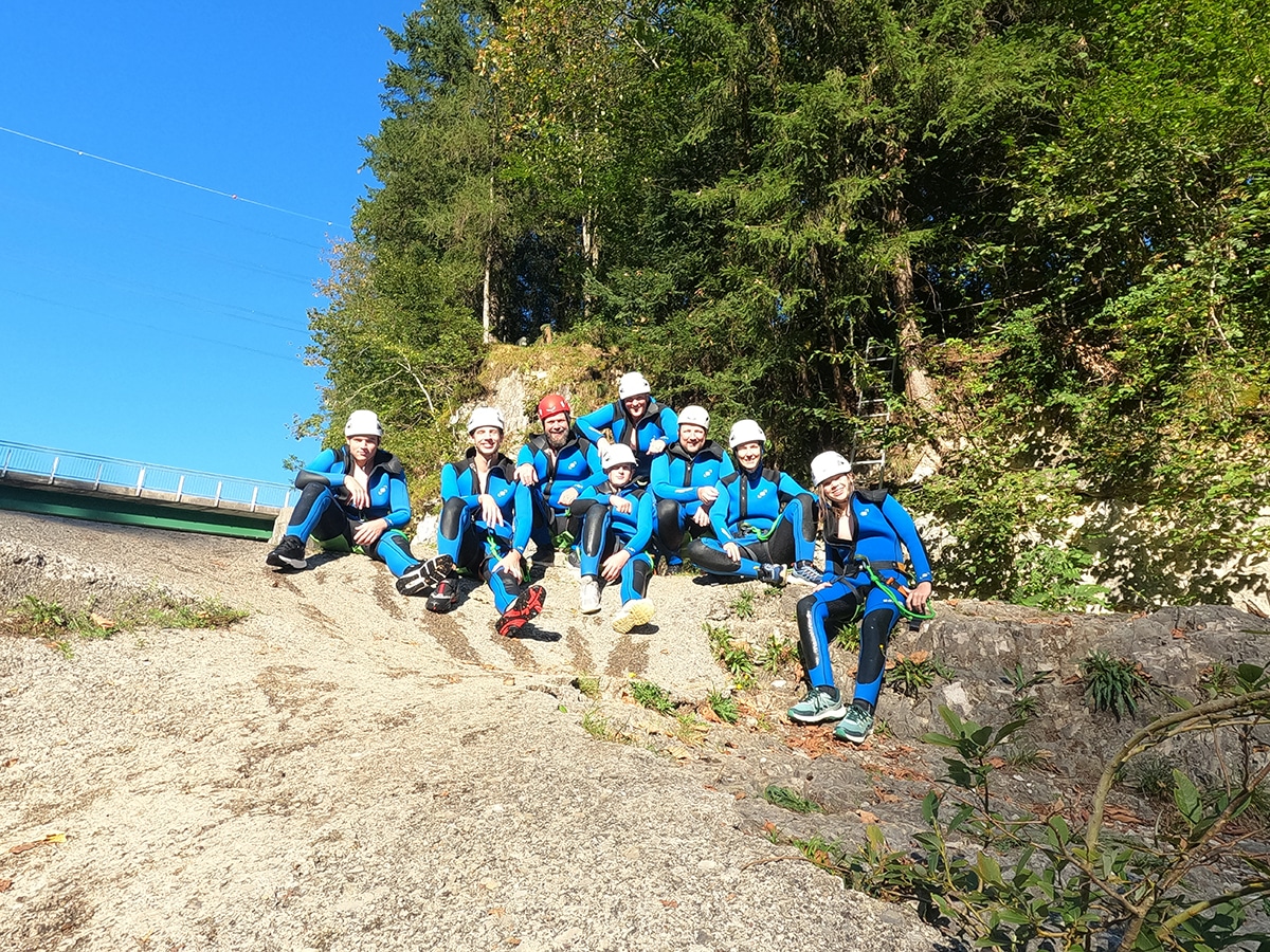 Gruppen-Abenteuer-Salzburg Canyoning-Guide Paul mit zwei Kunden in der Almbachklamm – Canyoning in kleinen Gruppen bei Salzburg.