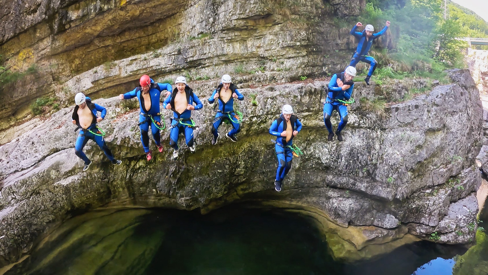 Canyoning Junggesellenabschied Salzburg für Männer in der Almbachklamm bei Hallein Junggesellenabschied beim Canyoning in der Almbachklamm bei Salzburg, Hallein (Wiestal) – Männergruppe springt gemeinsam ins Wasser. Private geführte Canyoning Tour mit Guide Paul, perfekt für lustige JGA Aktivitäten in Salzburg