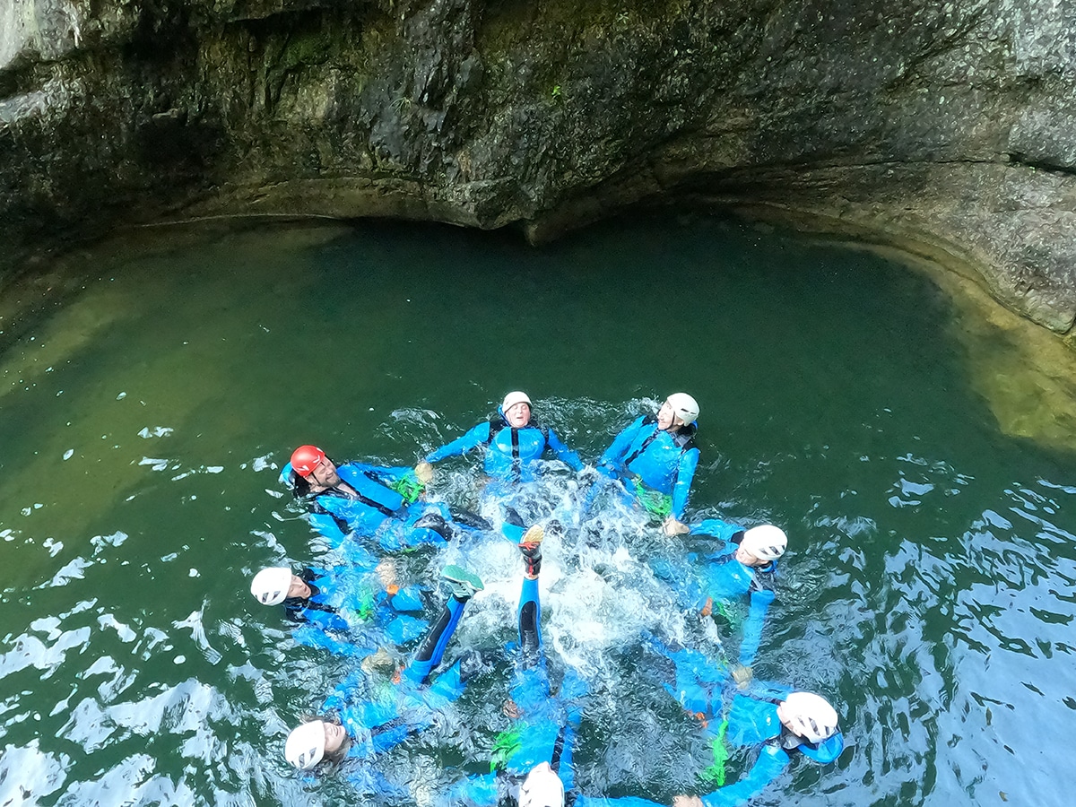 Lustige Ausflüge für Vereine in Salzburg: Canyoning in der Almbachklamm Vereinsgruppe (Krampus Pass) beim Canyoning in der Almbachklamm, gemeinsam schwimmen, rutschen und springen – lustiger Ausflug im Salzburgerland.