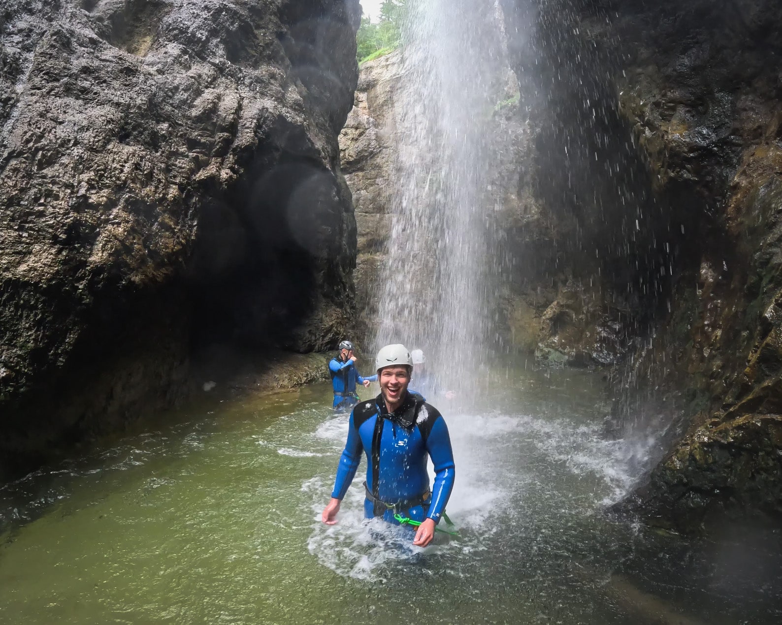Canyoning Strubklamm - 4 hours of waterfall action in Salzburgerland for athletes & adrenaline fans Young participant on a guided canyoning tour with waterfalls and jumps in the Strubklamm gorge in Faistenau - action-packed outdoor excursion in the Salzkammergut canyoning region.