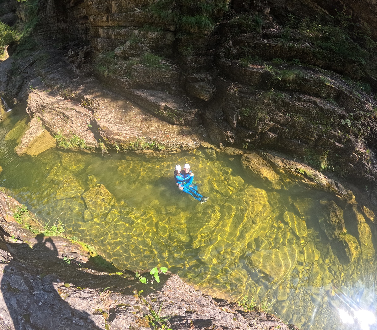 Almbachklamm Hallein: Idyllisches Canyoning-Erlebnis abseits vom Trubel Pärchen genießt die Ruhe im kristallklaren Wasser der Almbachklamm – idyllisches Canyoning-Erlebnis bei Hallein, abseits vom Massentourismus.