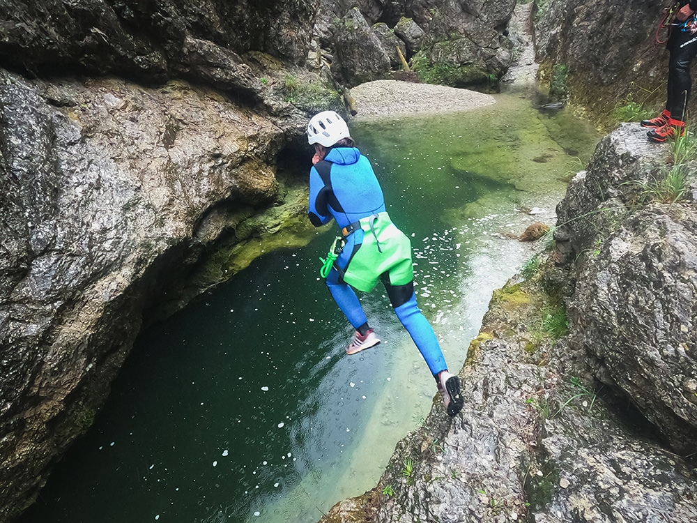 Adrenaline kick in the rain? Canyoning in the Strubklamm gorge - Salzburg's best bad weather adventure! A sporty jump into the cool waters of the Strubklamm gorge - canyoning for advanced canyoneers and action-packed excursions in all weathers in Salzburg.
