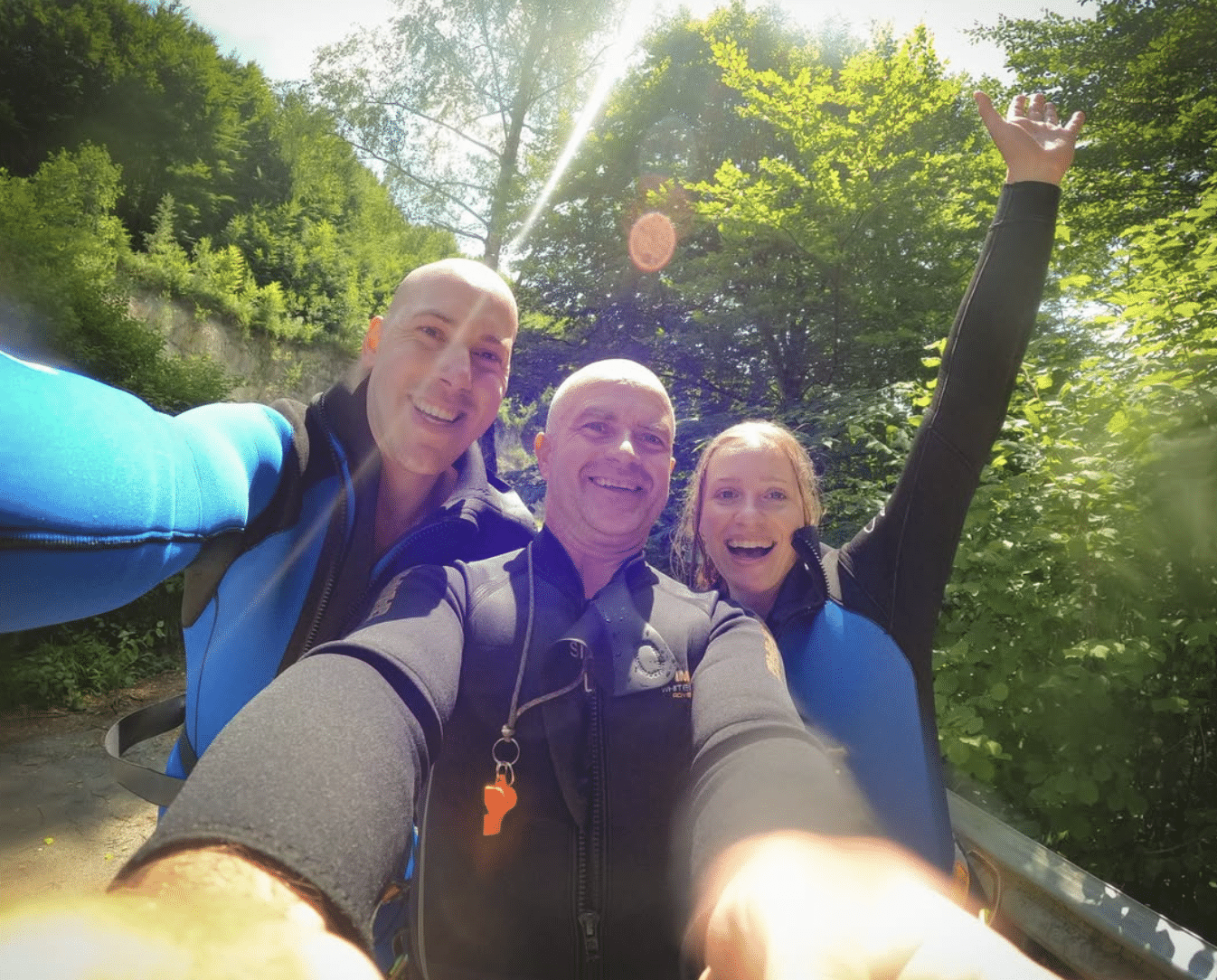 Canyoning in kleinen Gruppen bei Salzburg - Dein Guide Paul Muray Canyoning-Guide Paul mit zwei Kunden in der Almbachklamm – Canyoning in kleinen Gruppen bei Salzburg.