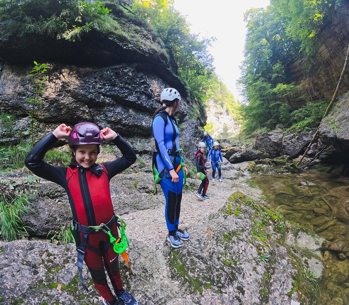 Familien-Canyoning in Österreich: Kind erlebt Naturspaß in der Almbachklamm bei Hallein Kind genießt den natürlichen Wasserspielplatz Almbachklamm bei Hallein – Familien-Canyoning-Abenteuer in Österreich.