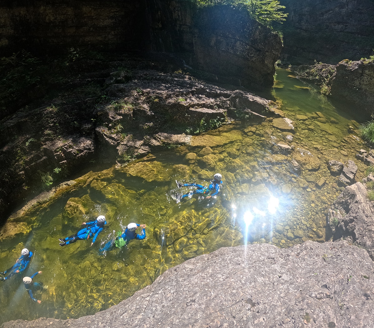 Lustige Ausflüge für Gruppen in Salzburg – Canyoning-Spaß in der Almbachklamm bei Hallein Canyoning Almbachkamm - Canyoning Hallein Wiestal - Gruppe beim lustigen Canyoning-Ausflug in der Almbachklamm (Wiestal, Hallein) Salzburg, beim Sonnen-Floating im Wasser