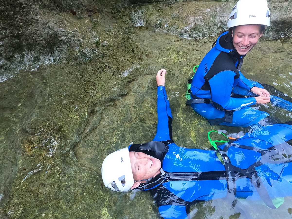Canyoning in der Almbachklamm: Lustige Ausflüge für Gruppen in Salzburg 2025 Zwei Jugendliche genießen entspannt das Canyoning-Abenteuer in der Almbachklamm, Salzburg – Spaß und Natur pur!