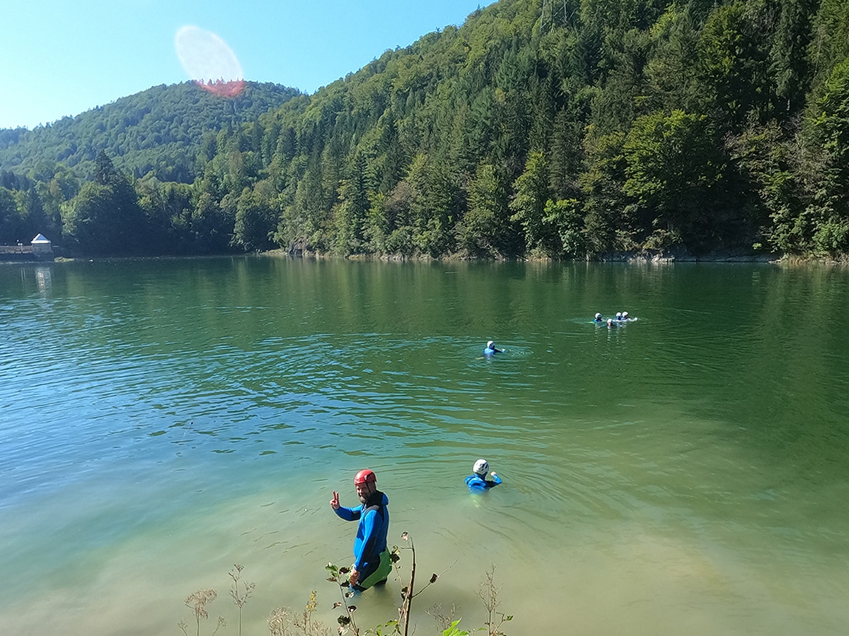 Wiestalstausee bei Hallein – der ideale Startpunkt für eure Canyoning-Tour und Naturerlebnisse Erfrischendes Bad im Wiestalstausee bei Hallein – perfekter Startpunkt für Canyoning-Touren und Naturerlebnisse.