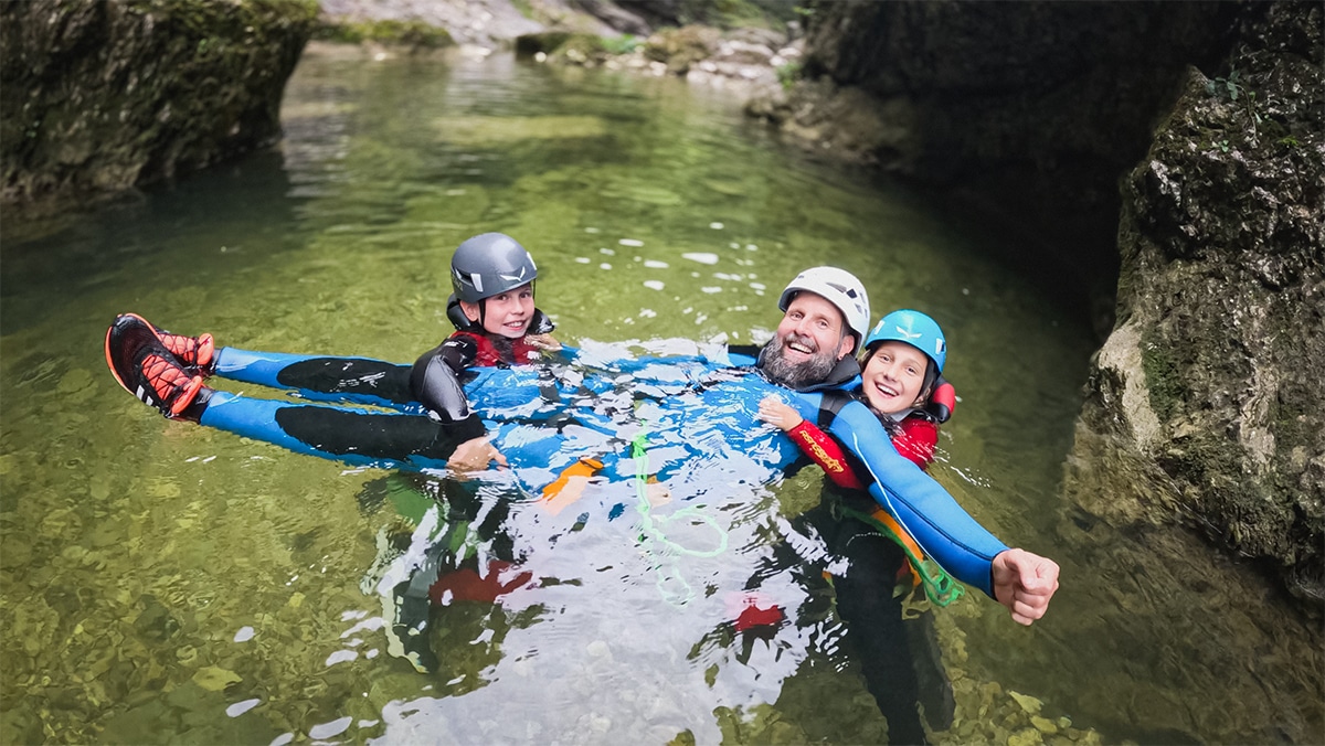 Private Canyoning Salzburg: Vater mit zwei Kindern entspannt im Becken der Almbachklamm – familienfreundliche Privattour.