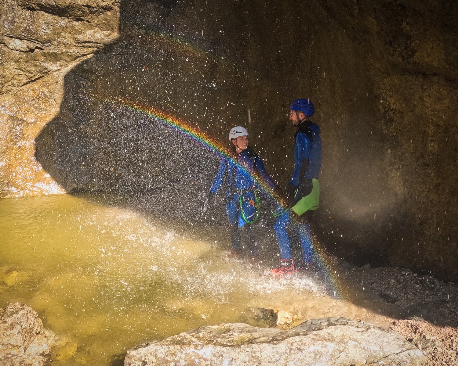 Strubklamm canyoning Salzburg – private canyoning with a rainbow in the waterfall spray, a top adventure activity and outdoor activity in Salzburg.