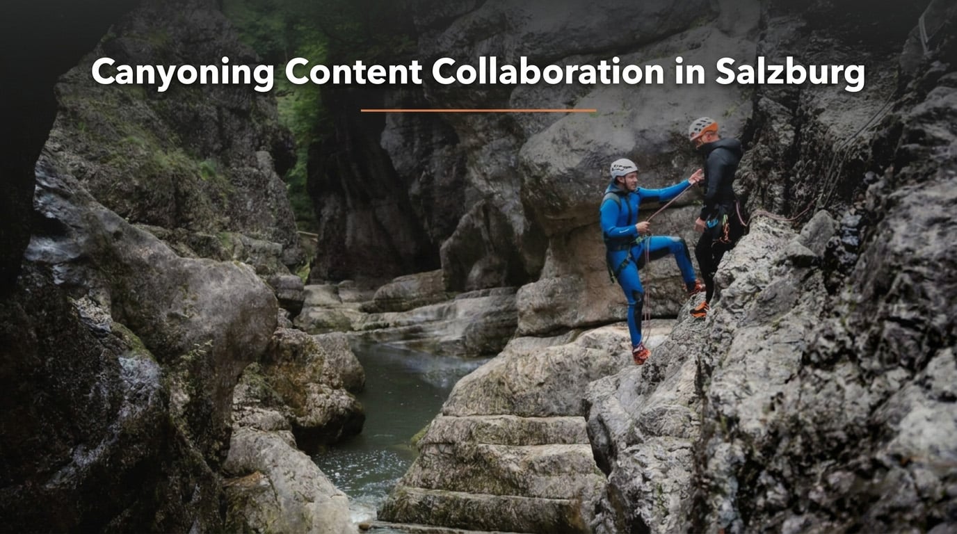 Deine Canyoning Kooperation in Salzburg: Canyoning-Führer Guide hilft einem Gast beim Klettern in einer engen Schlucht (Strubklamm) bei Salzburg, Österreich.