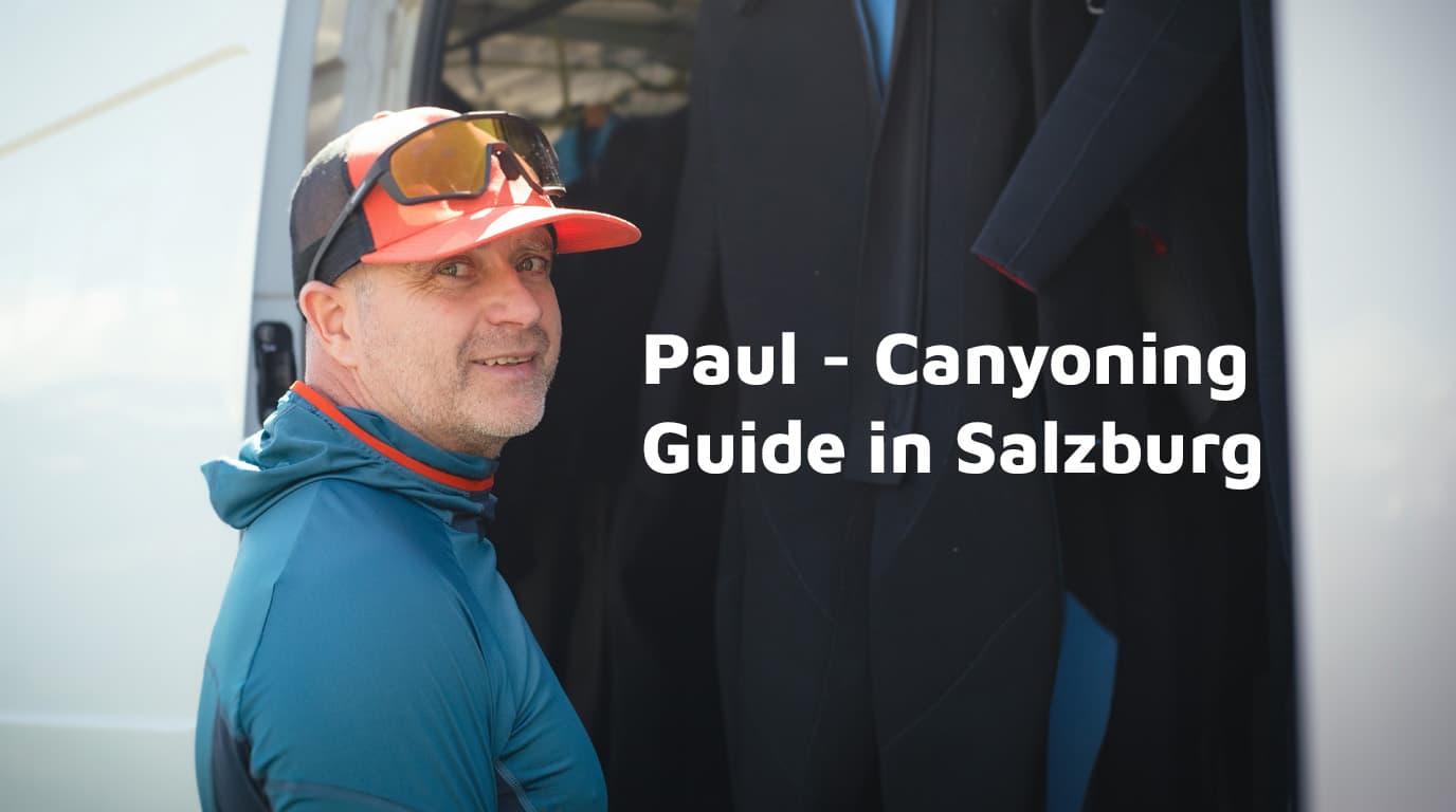 Paul, Canyoning-Führer in Salzburg - bereit für die nächste Tour (Porträt am Tourbus). Hier ist dein offizieller Ratgeber rund um alle Fragen zum Thema Canyoning in Salzburg